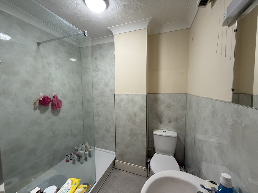 Lot: 70 - TWO-BEDROOM FLAT FOR INVESTMENT - Bathroom with walk in shower